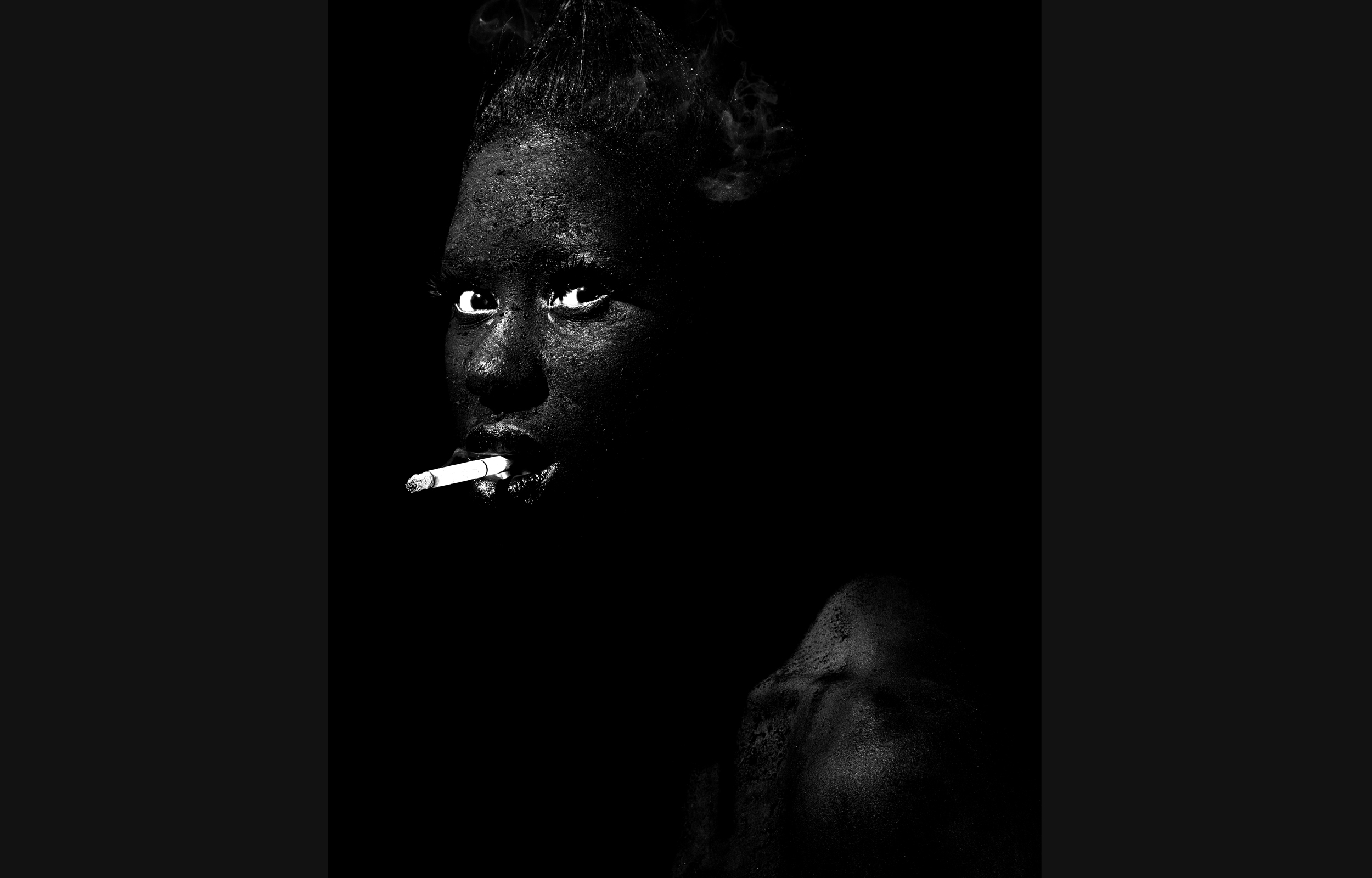 ©gregorygaydu / portrait Noir Foncé n°06 - femme de profil, cigarette à la bouche
