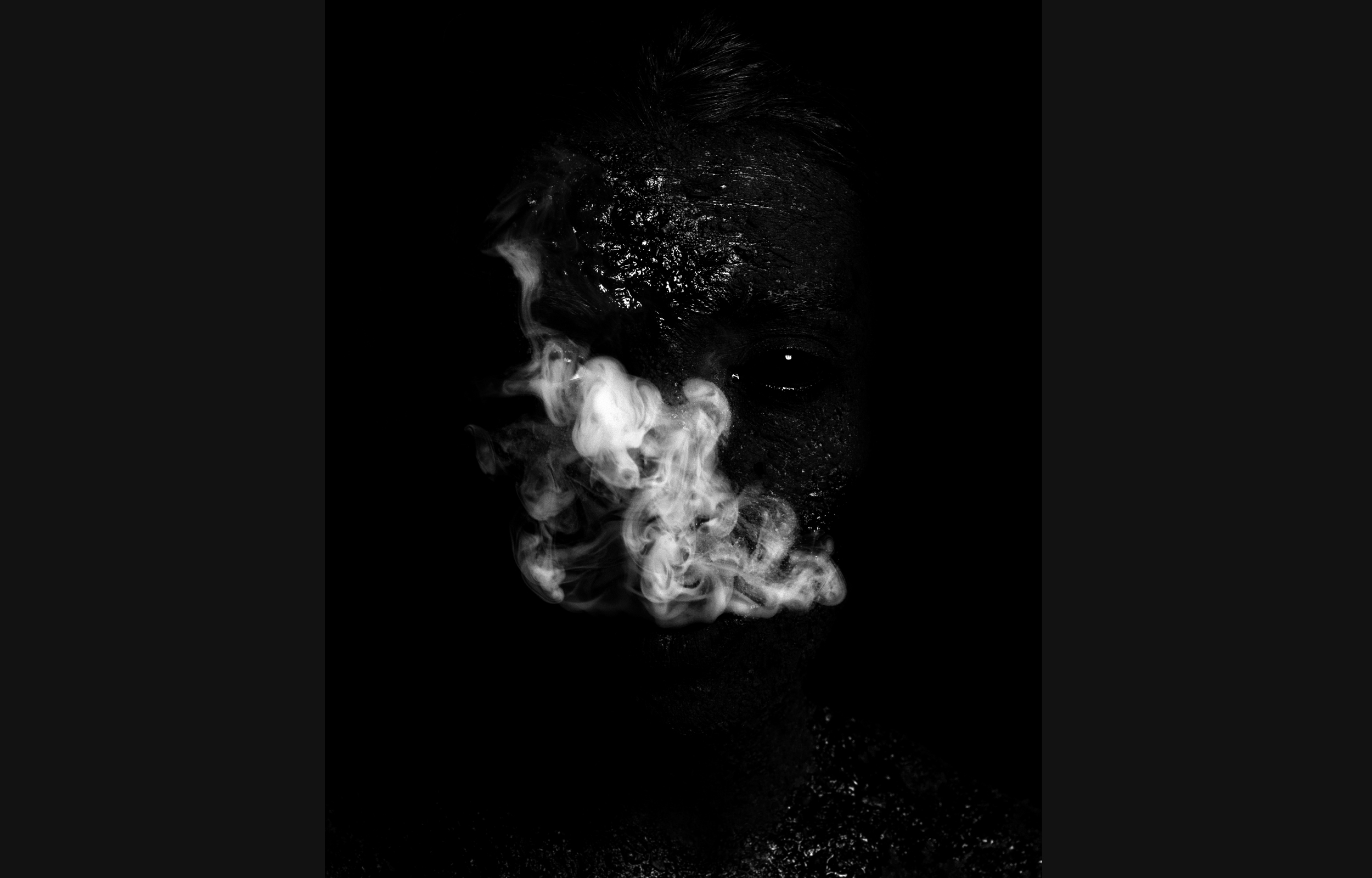 ©gregorygaydu / portrait Noir Foncé n°27 - homme de face qui fume