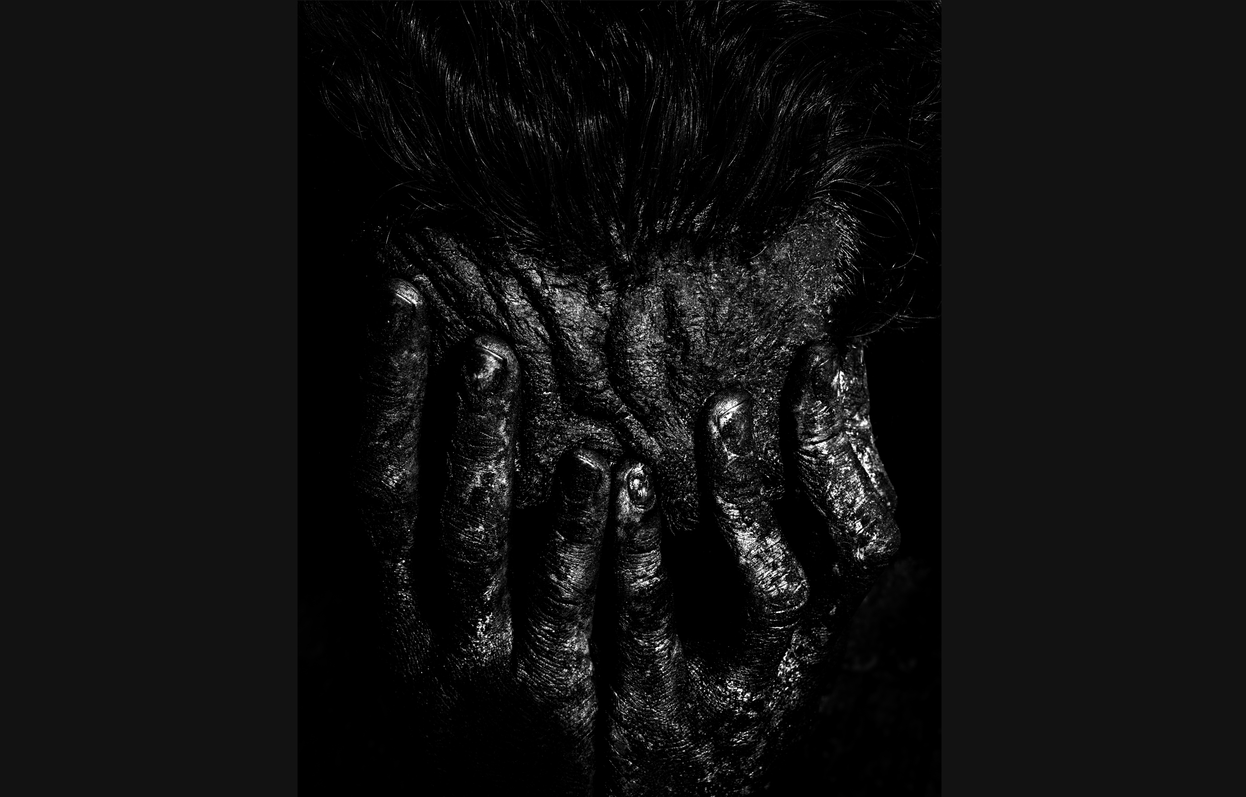 ©gregorygaydu / portrait Noir Foncé n°28 - homme la tête dans ses mains
