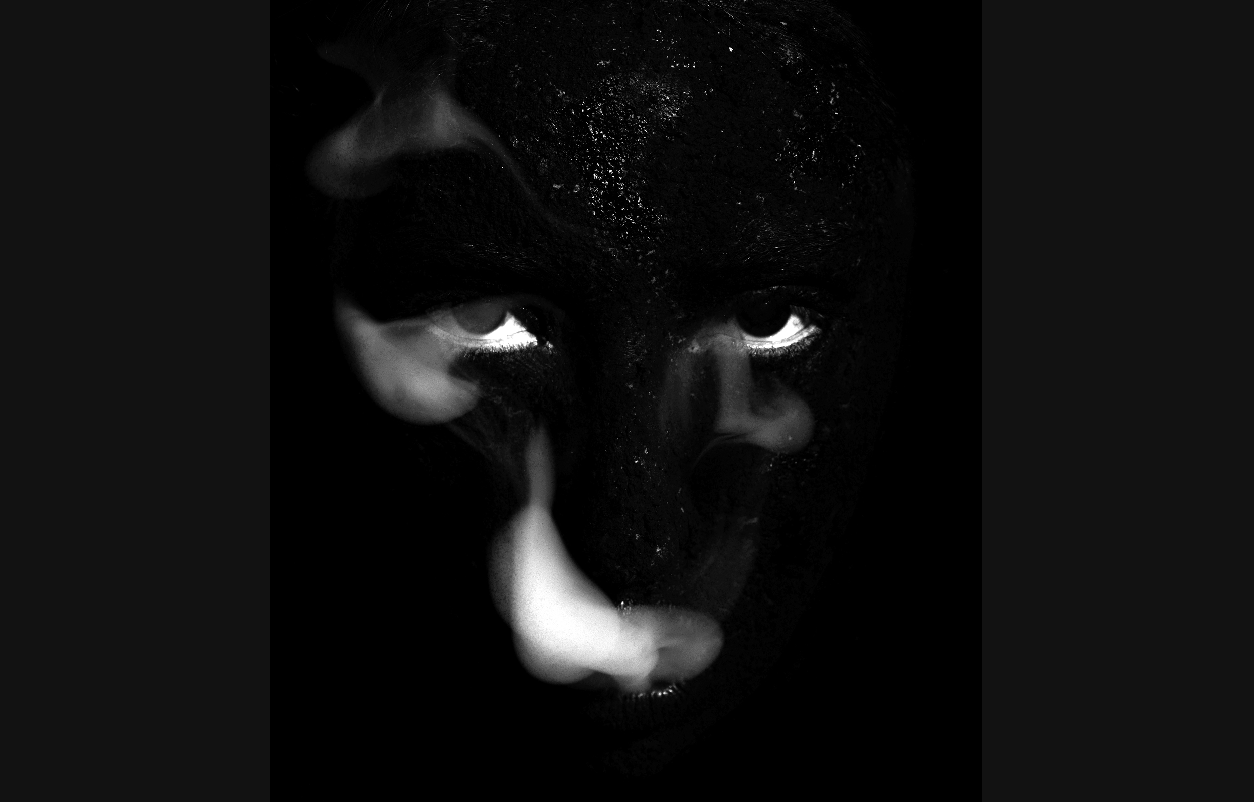 ©gregorygaydu / portrait Noir Foncé n°60 - visage de face avec fumée